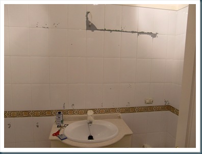 Como pintar azulejos en un cuarto de baño